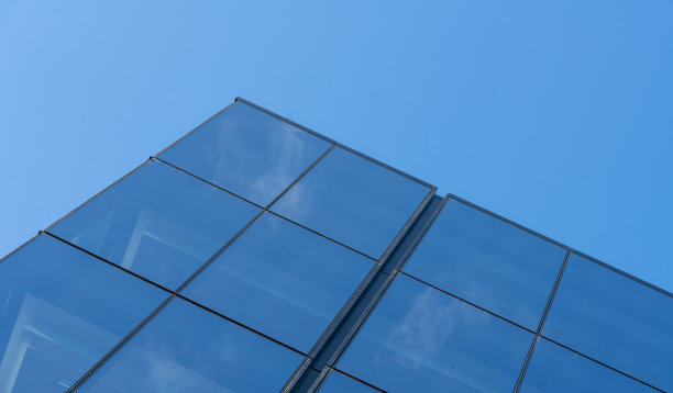 家具齐全的建筑物后视图。图片下载