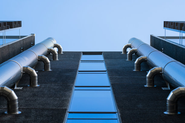 建筑屋顶上的管道。图片下载