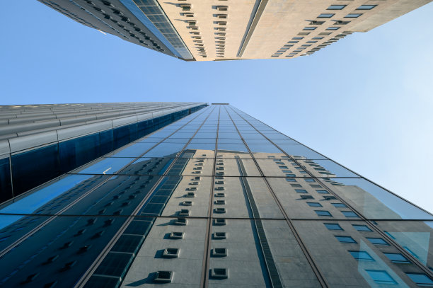 高层建筑采用反光玻璃图片下载