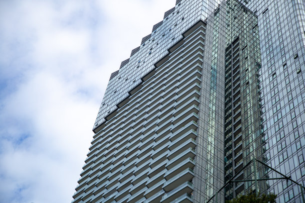 现代建筑俯视天空的低角度视角图片下载