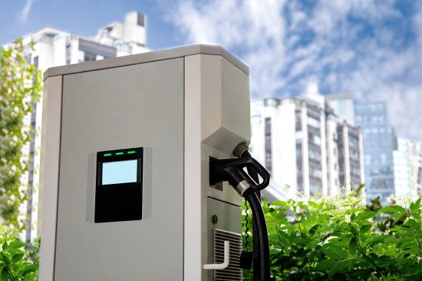 充电站在住宅建筑背景前面图片下载