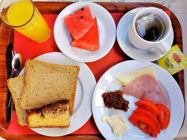 各式早餐，夏日水果，吐司，鸡蛋，冷肉图片下载