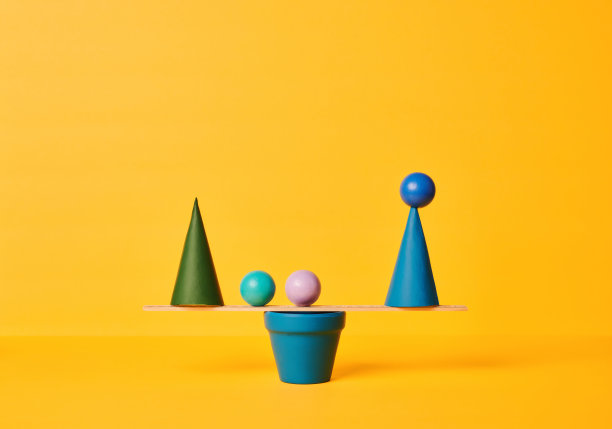 工作与生活平衡的概念图像与黄色背景图片下载