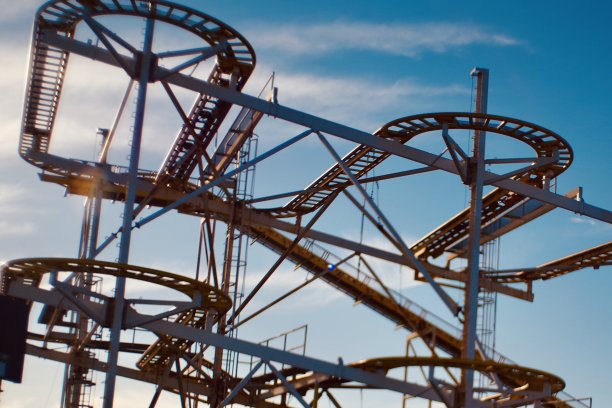 游乐场上的旋转木马图片下载