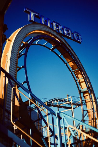 游乐场上的旋转木马图片下载