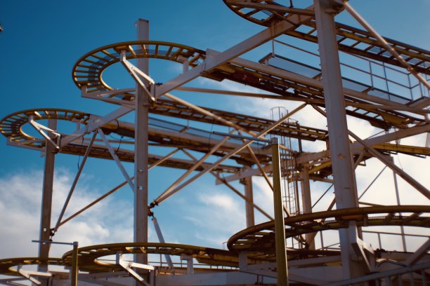 游乐场上的旋转木马图片下载