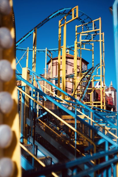 游乐场上的旋转木马图片下载