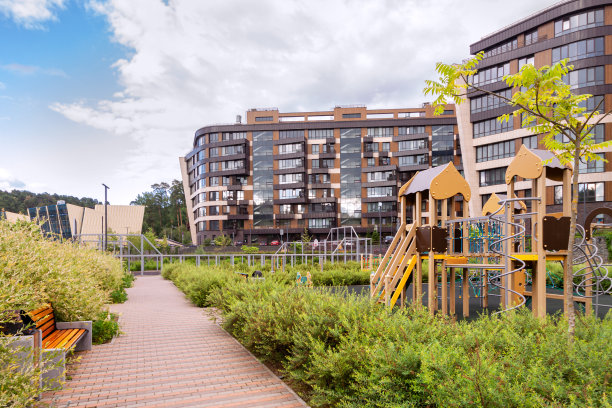 住宅建筑小区公共绿地公园日出背景。城市发展概念图片下载