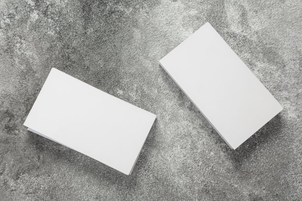 一张石头桌上一叠空白名片的照片。身份证模板。图片下载