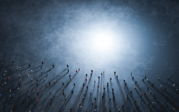 人群中形形色色的人走向光明。图片下载