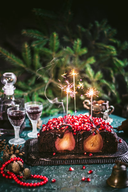 新年餐桌上的梨派。蛋糕的一部分在焦点上。图片下载