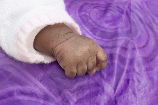 一个一个月大的小女孩的手睡在她父亲的肩膀上，照片图片下载