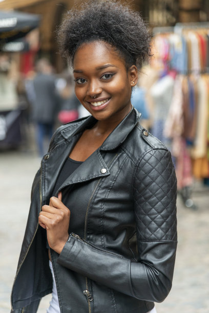 自负的街头智慧肖像，未经过滤的一个女孩在卡姆登锁市场，伦敦，英国，没有化妆图片下载