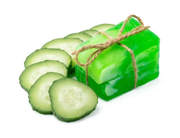 肥皂条黄瓜片在白色的背景。图片下载