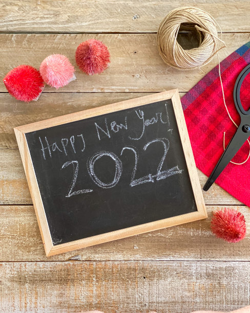 圣诞背景的黑板上写着“2022年新年快乐”图片下载