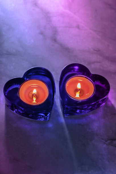 我们的心一起燃烧!!两根心形蜡烛，有复制的空间图片下载