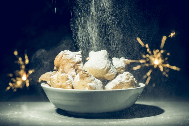 传统的荷兰新年夜糕点，背景是黑色图片下载