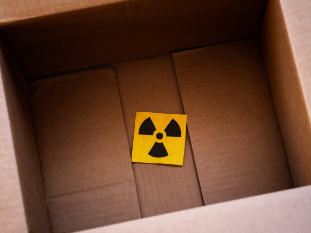 纸箱里的辐射警告标志图片下载