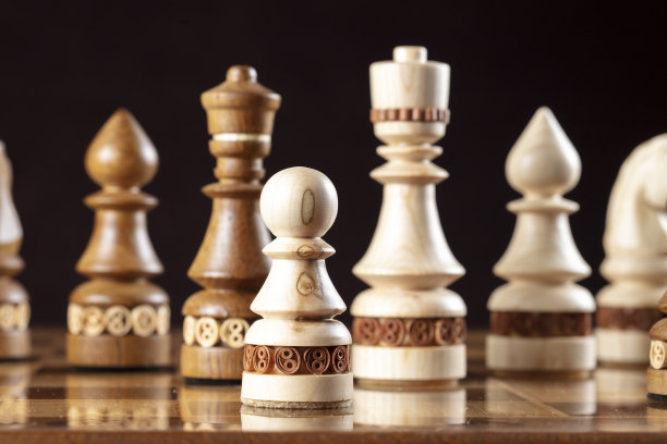 在黑暗的背景下下棋。这是一款需要计划和思考的复杂组合的益智游戏。图片下载