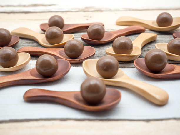 木勺上的巧克力球的抽象概念照片图片下载
