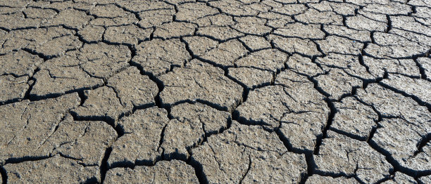 没有水的大型锅炉，在巴雷罗市被泥土干燥开裂而破碎图片下载