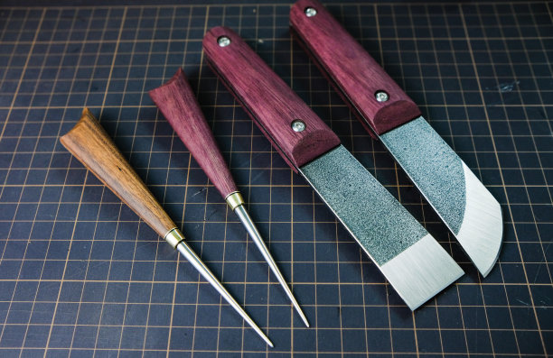 坦纳的工具。手工削皮刀和锥子图片下载