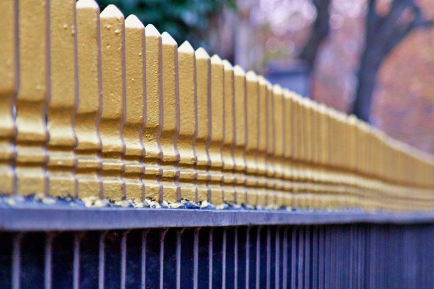 金属栅栏的金色顶部图片下载