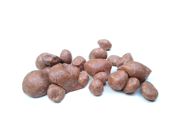 白色背景上孤立的甜巧克力鹅卵石，选择性聚焦图片下载