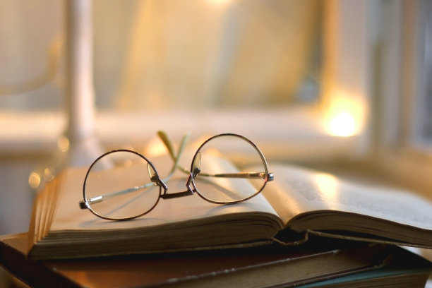 书，眼镜和蜡烛图片下载