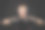 身穿运动服、戴着拳击手套的白人女拳击手，摆出战斗姿势，注视着镜头。在黑暗的背景下。女强人的女斗图片下载