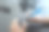 男子用一支3D笔连接两个3D打印机部件图片下载