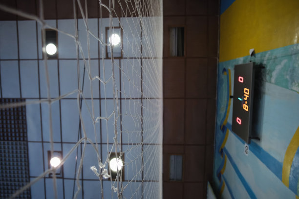 数字室内主计分板得分。排球运动员在操场上图片下载