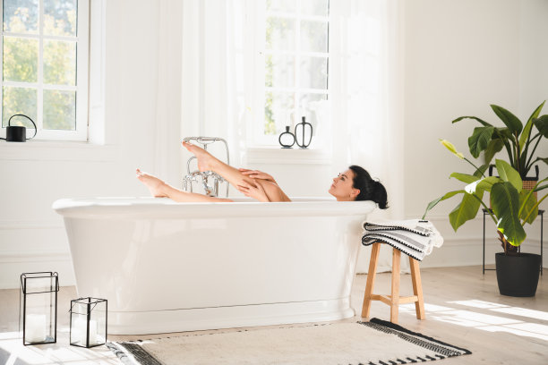 在家进行水疗复壮程序。白种人成熟中年妇女放松享受热水淋浴，缓解压力后的辛苦一天。图片下载