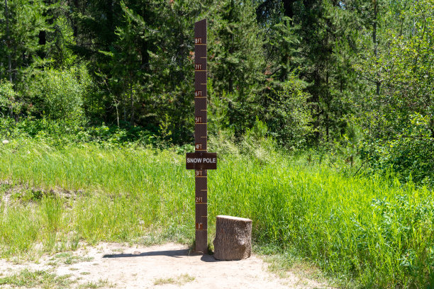 公园里的雪柱，显示冬天的降雪量图片下载