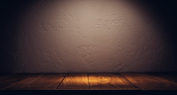 橡木板讲台或桌子在黑暗中与石墙图片下载