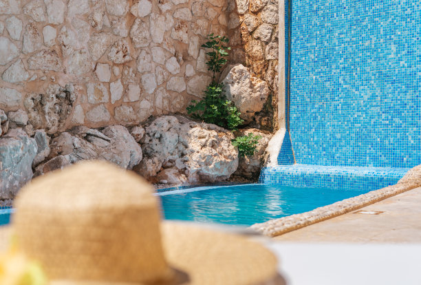 带瀑布的游泳池图片下载