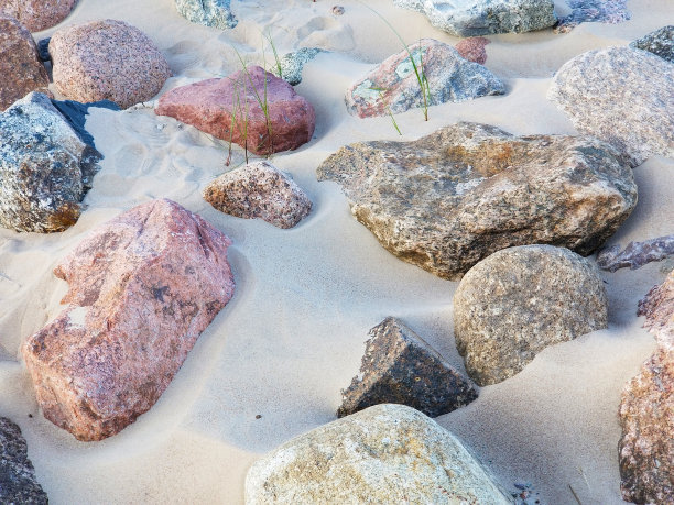 沙子里有石头。从上面的观点图片下载