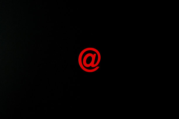 红色木质符号“at”在黑色背景上图片下载