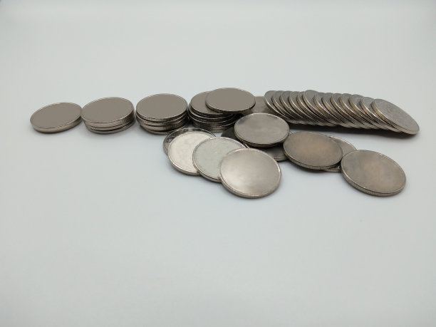 堆在楼梯上的银币推倒了机车。企业破产的概念。管理失败，经济衰退，通货膨胀图片下载