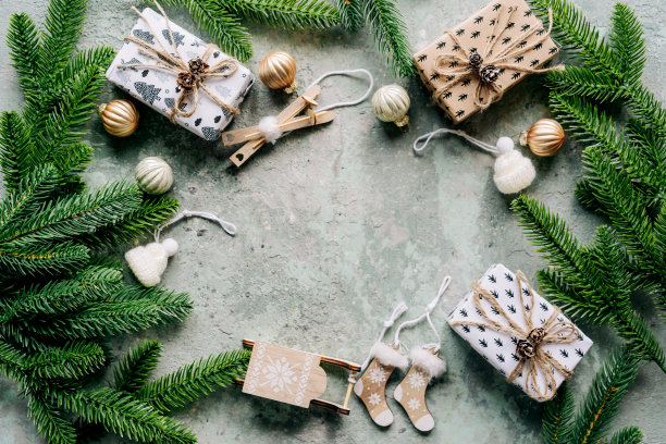 模型与冷杉框架和圣诞节装饰和复制空间的文本在卡的中心。图片下载