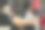 家庭日。一位年迈的母亲和她的成年女儿在街上的一家咖啡馆里使用智能手机。女儿把手机里的照片拿给妈妈看，笑了。图片下载