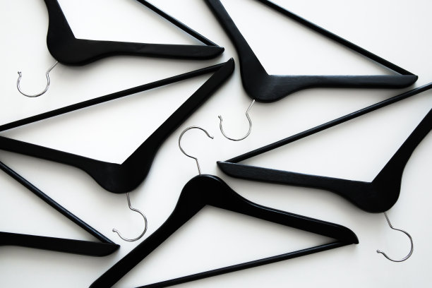黑色木制衣架和外套衣架在白色背景上。促销和黑色星期五概念。图片下载