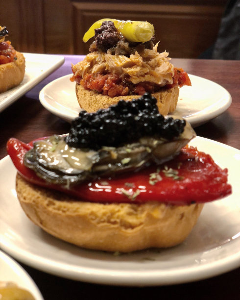 在西班牙巴塞罗那吃小吃图片下载