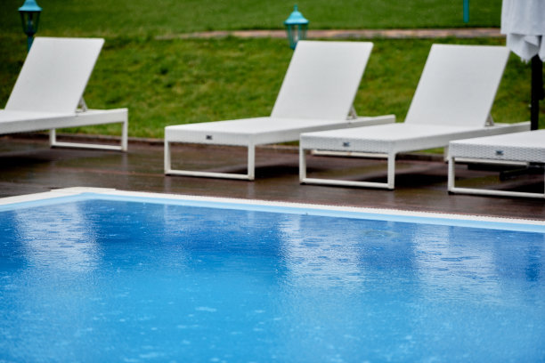 后院有游泳池和蓝水，复印空间图片下载