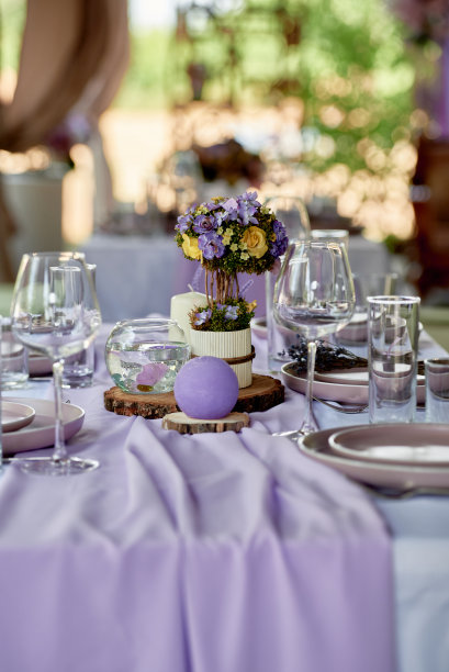 美丽的鲜花和蜡烛在婚礼桌上的餐厅，复制空间。豪华婚礼装饰图片下载