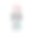 一名女美容师发现并注意到有东西站在那里，向里面看，手里拿着智能手机图片下载