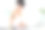年轻的亚洲女性美女在笔记本电脑上用刷子学习化妆与在线教程，女性在流媒体社交媒体上教授和解释化妆与化妆。图片下载