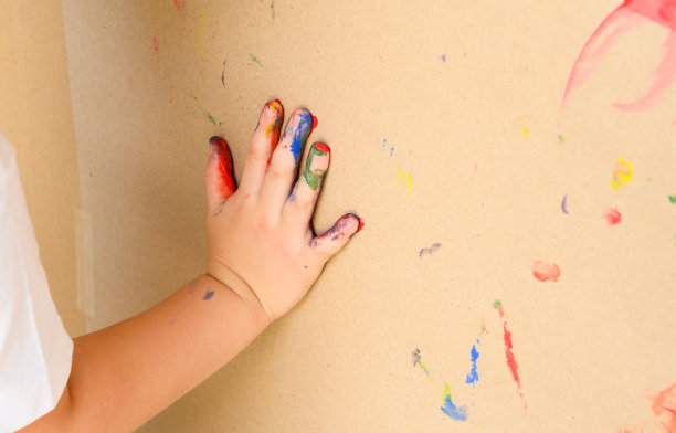 孩子的手和难忘的手印在牛皮纸。有创意，有趣，艺术和快乐。图片下载