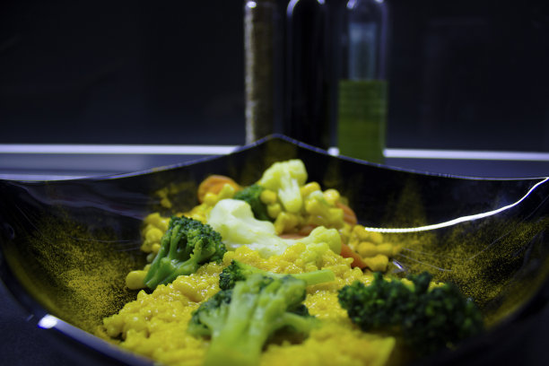 五颜六色的蔬菜和姜黄米饭图片下载