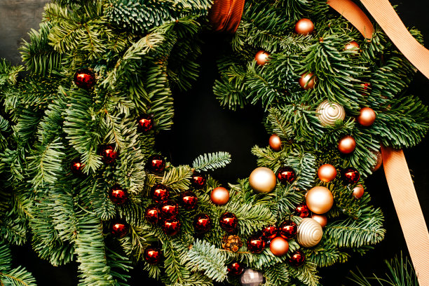 圣诞花环和小玩意装饰图片下载